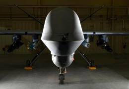 Un MQ-9 Reaper Block 5 cargado con misiles anticarro AGM-114 Hellfire, una bomba de guiado laser GBU-12 Paveway II y una bomba GBU-38 Joint Direct Attack Munition (USAF)