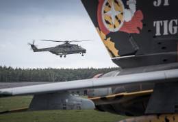 El sistema de apoyo Optarion permiti� la interconexi�n entre los helic�pteros NH90 y Tigre, aviones de combate como el Tornado o el ob�s autopropulsado Panzerhaubitze 2000. Foto: Bundeswehr.