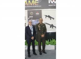 Nathan Hendler, Vicepresidente  de Ventas y  Marketing de IWI acompaado en SITDEF 2023 del entonces Gerente General de FAME SAC, Coronel Marco Antonio Vega Oliveros.