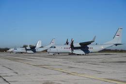 El segundo C295 serbio, detr�s se ve el primero entregado, y un An-26. (foto Ministerio de Defensa de Serbia)