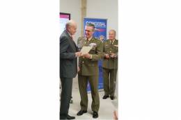 Javier Taibo recibe del Comandante General de Baleares la acreditacin como Embajador de la Marca Ejrcito.
