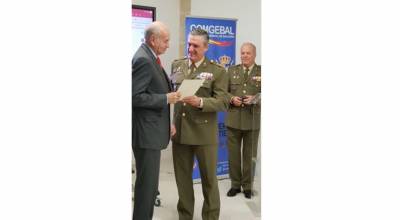 Javier Taibo recibe del Comandante General de Baleares la acreditación como Embajador de la Marca Ejército.