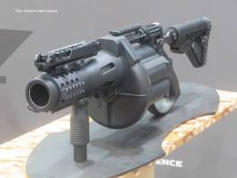 El lanzagranadas m�ltiple RDS40 MGL se ofrece recamarado para proyectiles de 40x46mm. (Octavio D�ez C�mara)