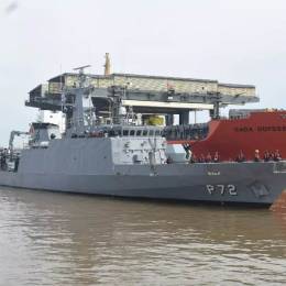 Navio Maracan� ingresando a Puerto de Montevideo