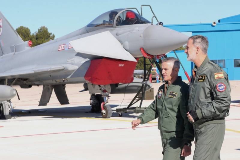 SM el Rey acompañado por el coronel Martínez Ruiz observa un Eurofighter “Typhoon” de la RAF. (foto Casa Real) SM el Rey acompañado por el coronel Martínez Ruiz observa un Eurofighter “Typhoon” de la RAF. (foto Casa Real)