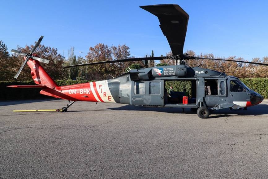 Un mítico “Blackhawk”, que se corresponde con el modelo Sikorsky UH-60A, de le empresa Slovak Training Academy.