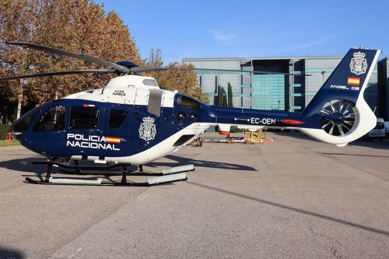 Recién entregado a la Policía Nacional española por parte de Airbus Helicopters España podemos ver este H135. Recién entregado a la Policía Nacional española por parte de Airbus Helicopters España podemos ver este H135.