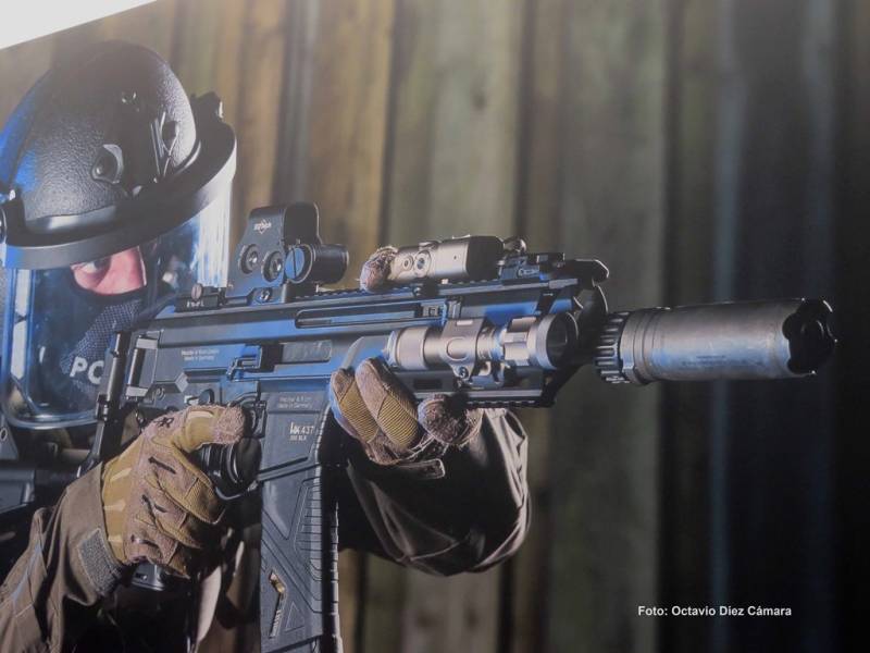 En el pabelln de Heckler & Koch se exhiba esta imagen en la que se aprecia el HK437 con supresor y una culata distinta para su uso con casco con pantalla blindada. (va Octavio Dez Cmara)