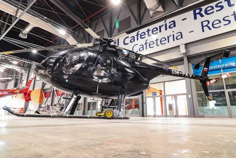 Desde Kosice (Eslovaquia), con escalas en Padua y Lérida, llegó este Hughes 500 de la Slovak Training Academy. Desde Kosice (Eslovaquia), con escalas en Padua y Lérida, llegó este Hughes 500 de la Slovak Training Academy.