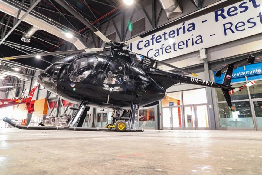 Desde Kosice (Eslovaquia), con escalas en Padua y Lérida, llegó este Hughes 500 de la Slovak Training Academy.