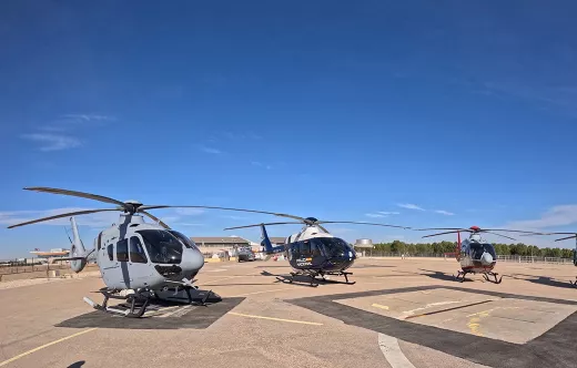 Los cuatro H135 entregados simultáneamente en España por Airbus. Foto: Diego Gómez