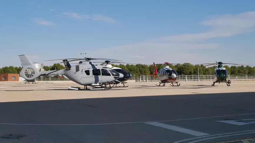 Los cuatro H135 entregados simultáneamente en España por Airbus. Foto: Diego Gómez