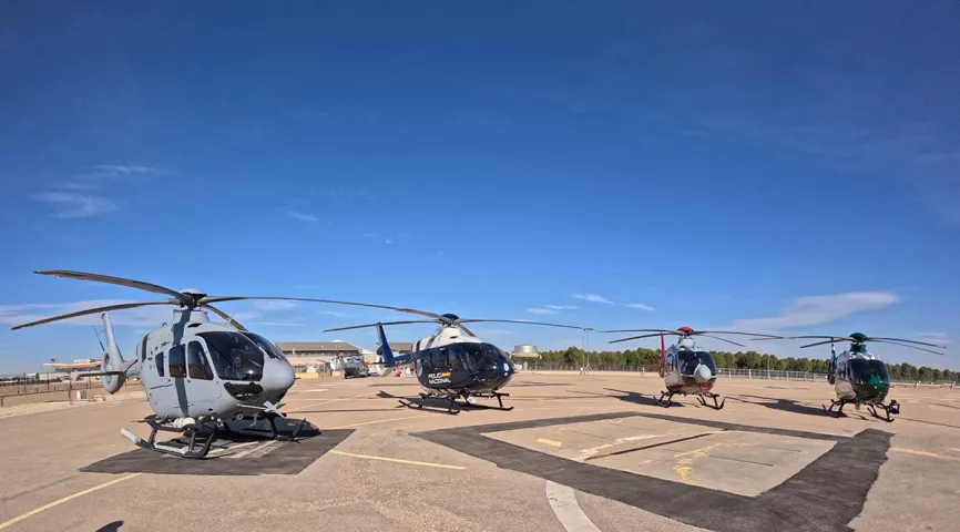 Los cuatro H135 entregados simultáneamente en España por Airbus. Foto: Diego Gómez