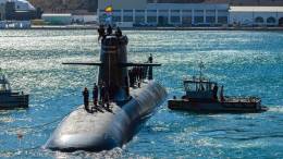 Momento en que las empujadoras del Tren Naval del Arsenal de Cartagena, ayudan a la maniobra de ataque del Isaac Peral. (foto Jose Damian Gonzalez Martinez)