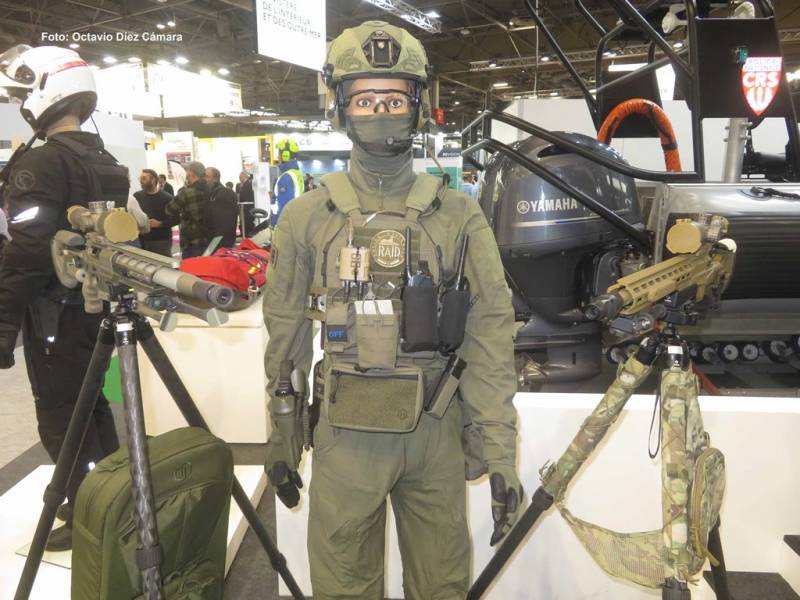 En el pabellón de la Police Nationale se mostraba el equipo de los tiradores de precisión del RAID y algunos de los rifles que emplean en su cometido. (Octavio Díez Cámara) En el pabellón de la Police Nationale se mostraba el equipo de los tiradores de precisión del RAID y algunos de los rifles que emplean en su cometido. (Octavio Díez Cámara)