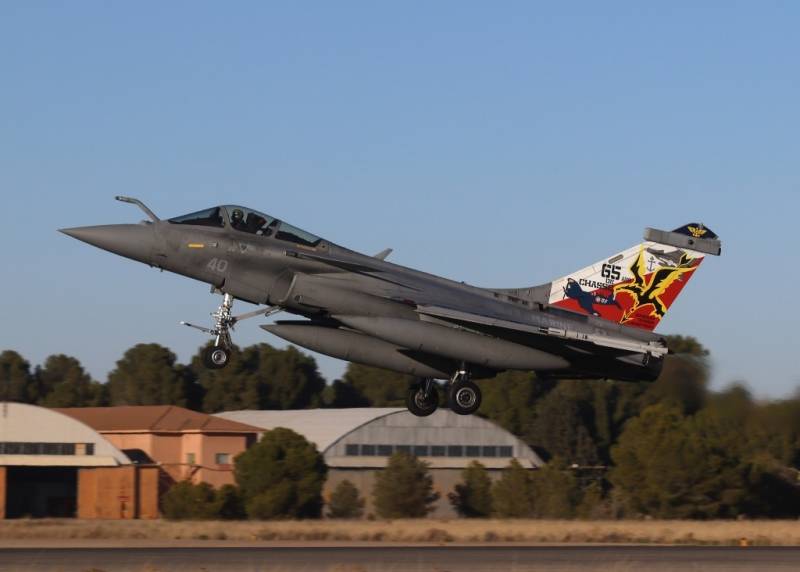 Uno de los espectaculares Dassault Aviation “Rafale” de la Flottille 17F de la Aeronáutica Naval francesa. (foto Julio Maíz) Uno de los espectaculares Dassault Aviation “Rafale” de la Flottille 17F de la Aeronáutica Naval francesa. (foto Julio Maíz)