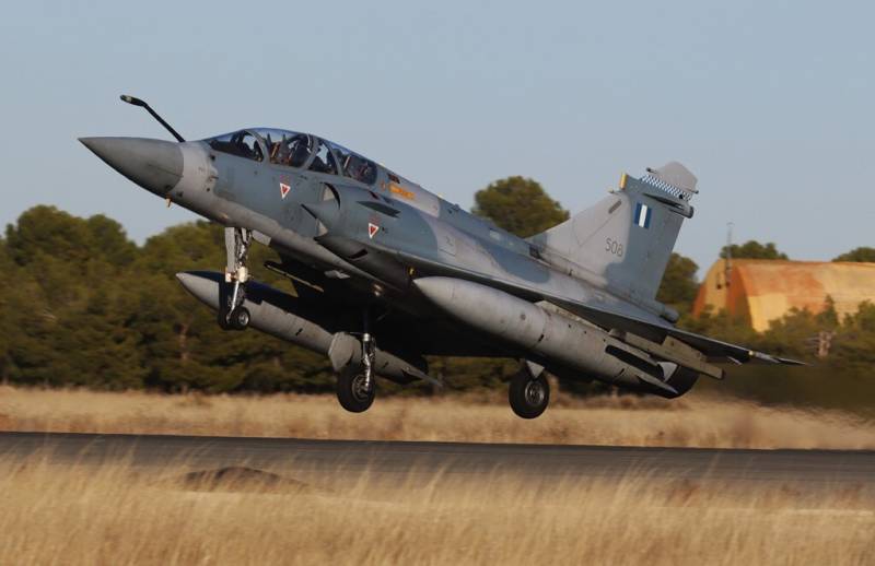 El biplaza Dassault “Mirage”-2000-5BG de la Fuerza Aérea de Grecia despegando desde la base aérea de Albacete. (foto Julio Maíz) El biplaza Dassault “Mirage”-2000-5BG de la Fuerza Aérea de Grecia despegando desde la base aérea de Albacete. (foto Julio Maíz)