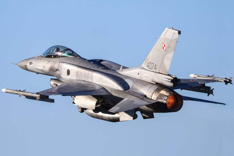 Un Lockheed Martin F-16C polaco despegando, se aprecian en los laterales del fuselaje los tanques de combustible conformados. (foto Rubén Galindo) Un Lockheed Martin F-16C polaco despegando, se aprecian en los laterales del fuselaje los tanques de combustible conformados. (foto Rubén Galindo)