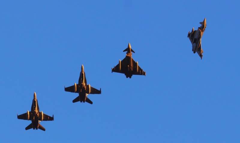 Momento en que se rompe una formación de Eurofighter y EF-18M, tras realizar un inicial sobre la base aérea de Albacete. (foto Julio Maíz) Momento en que se rompe una formación de Eurofighter y EF-18M, tras realizar un inicial sobre la base aérea de Albacete. (foto Julio Maíz)