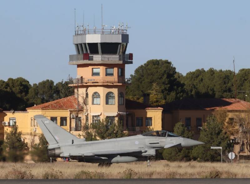 Un Eurofighter “Typhoon” de la RAF rueda camino de una de las cabeceras de la pista de Albacete. (foto Julio Maíz) Un Eurofighter “Typhoon” de la RAF rueda camino de una de las cabeceras de la pista de Albacete. (foto Julio Maíz)