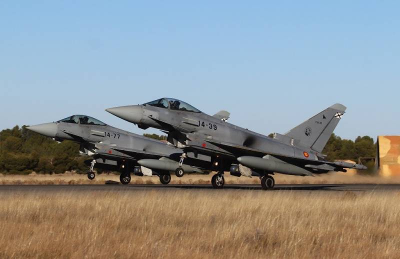 Dos Eurofighter del Ala 14 del Ejército del Aire y del Espacio español despegando en formación. (foto Julio Maíz) Dos Eurofighter del Ala 14 del Ejército del Aire y del Espacio español despegando en formación. (foto Julio Maíz)