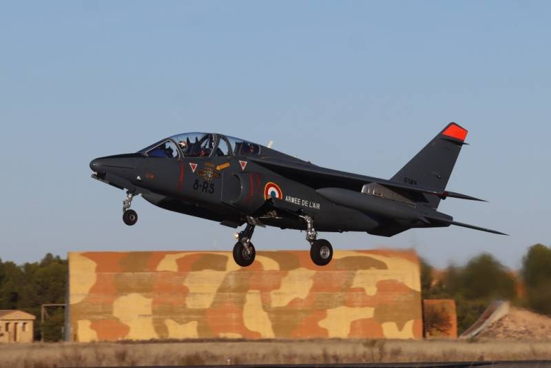 Uno de los veteranos “Alpha Jet” del Ejército del Aire y del Espacio francés, despegando de Albacete. (foto Julio Maíz) Uno de los veteranos “Alpha Jet” del Ejército del Aire y del Espacio francés, despegando de Albacete. (foto Julio Maíz)
