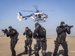 Miembros del GOES de Zaragoza durante una sesi�n de entrenamiento con helic�ptero.