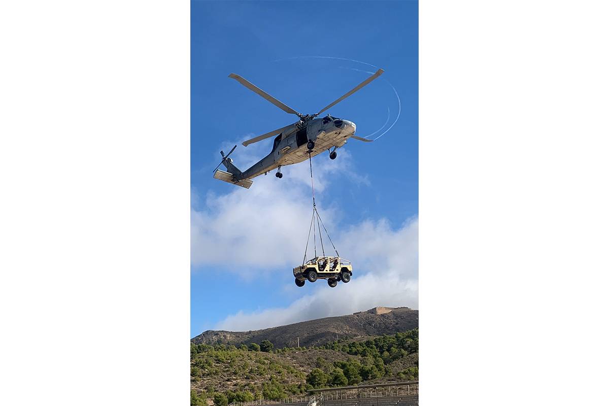 Un helicóptero SH-60F de la FLOAN transporta en el procedimiento de carga externa un Einsa “Netón” MK2. (foto Armada española) Un helicóptero SH-60F de la FLOAN transporta en el procedimiento de carga externa un Einsa “Netón” MK2. (foto Armada española)