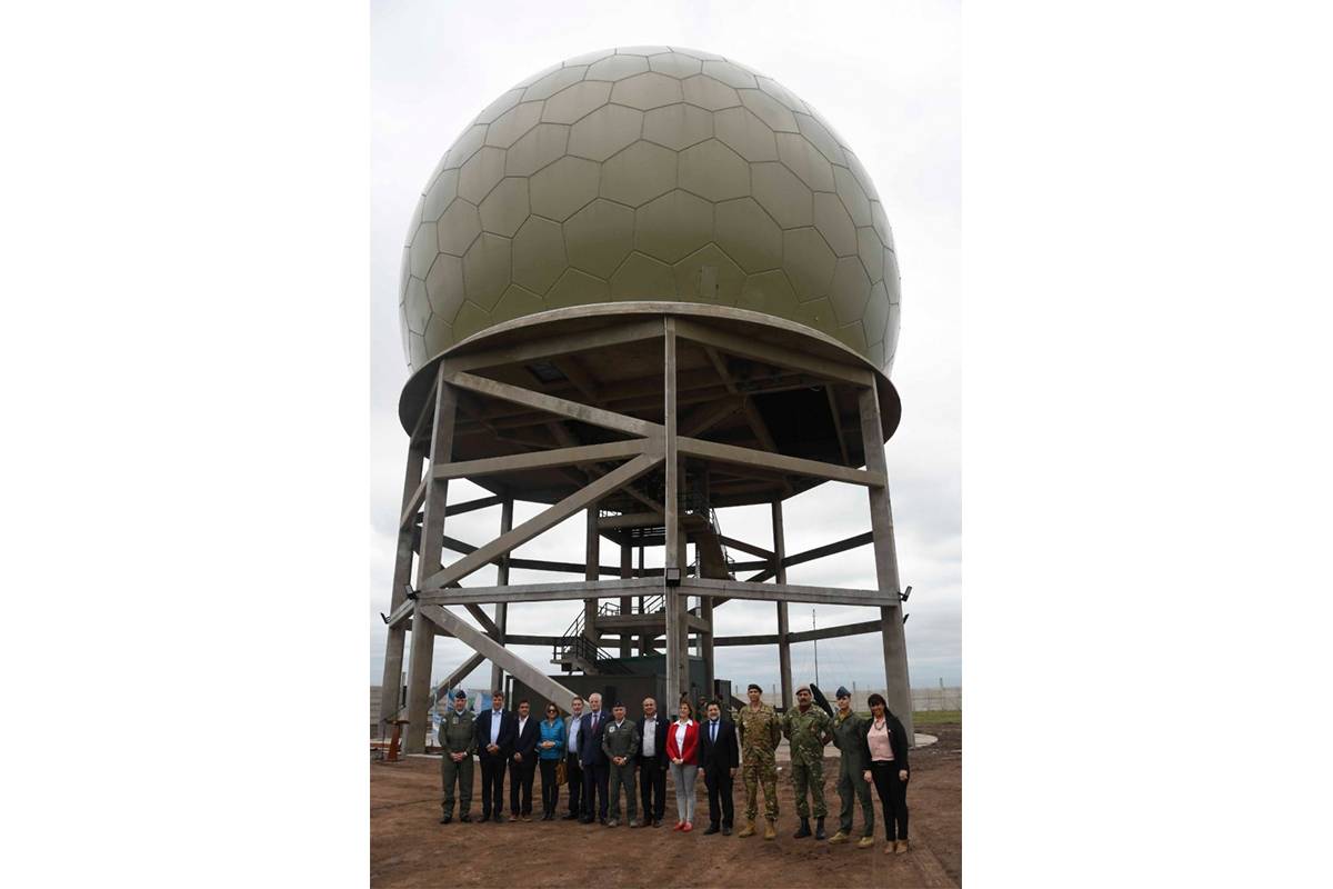 El nuevo radar de Corrientes dentro de su domo. El nuevo radar de Corrientes dentro de su domo.