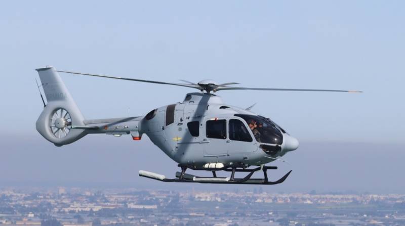 Uno de los H135 P3H Nival de la Armada espaola camino de la base de Rota. (foto Julio Maz)