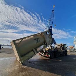 Uno de los contenedores cisterna durante una de las pruebas a las que ha sido sometido (Hispano Vema)