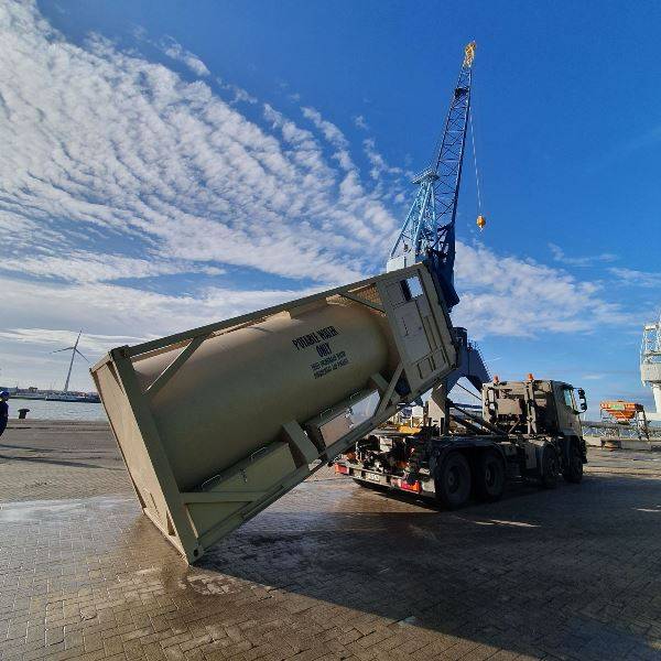Uno de los contenedores cisterna durante una de las pruebas a las que ha sido sometido (Hispano Vema) Uno de los contenedores cisterna durante una de las pruebas a las que ha sido sometido (Hispano Vema)