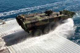 Un ACV del USMC saliendo de un buque anfibio, a punto de empezar a navegar. (foto USMC)
