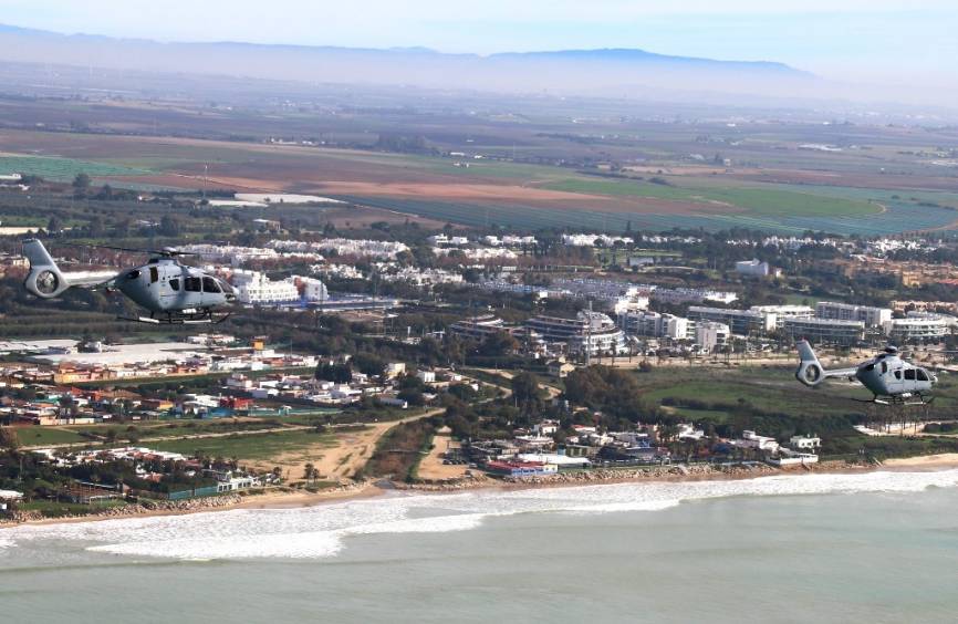 Imagen de los dos primeros H135 P3H “Nival” llegando a Rota. (foto Julio Maíz)