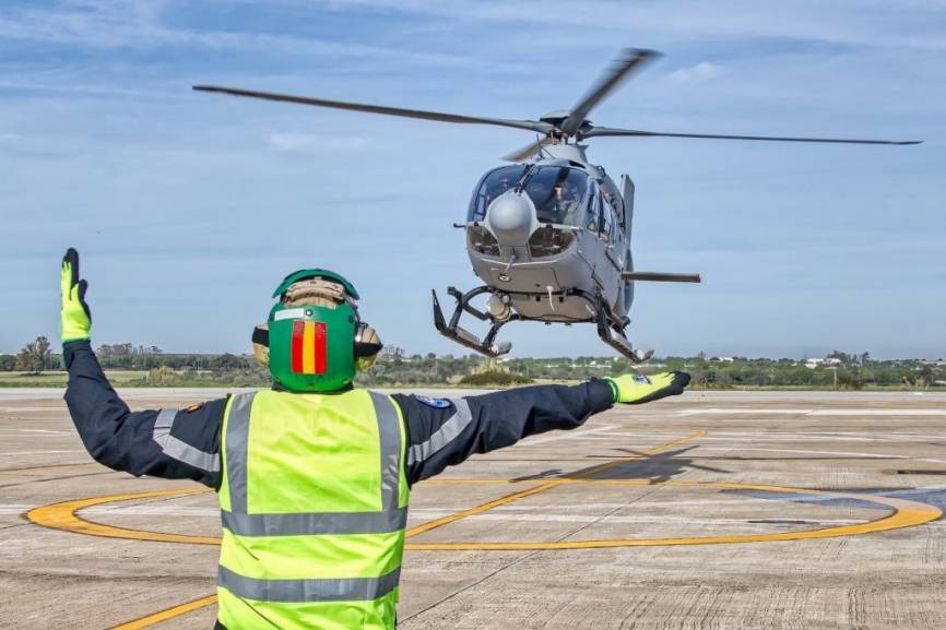 Primera toma de un H135 de la Armada en Rota. (foto Armada)