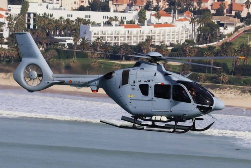 El pasado 11 de diciembre por primera los H135 de la Armada volaban sobre el mar. (foto Julio Maíz)