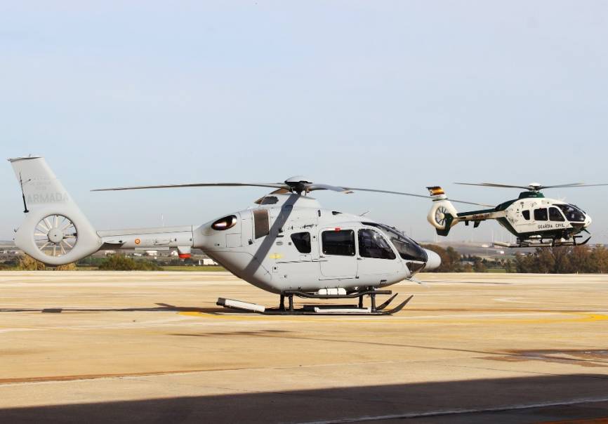 Desde Rota ya operaba la Guardia Civil los muy similares helicópteros EC135. (foto Julio Maíz)