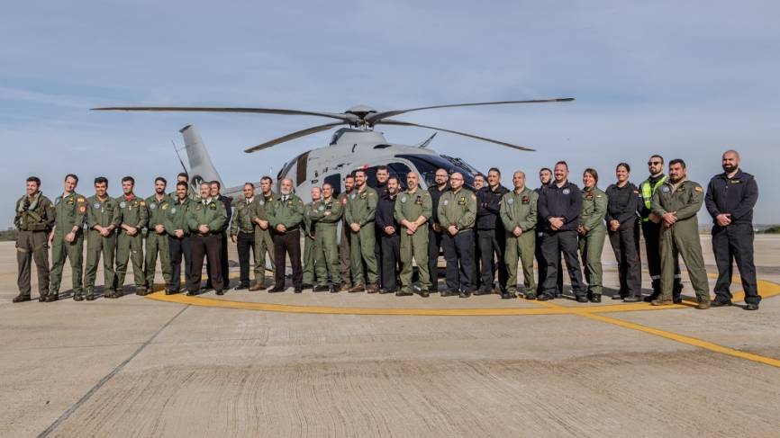 Foto de parte de los integrantes de la Duodécima Escuadrilla con uno de sus nuevos H135. (foto José Antonio Almarza)