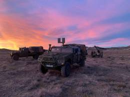 Los dos vehculos sirviendo a la pieza L-118 Light Gun (Fuerza Terrestre)