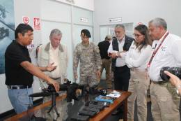 La Viceministra de Recursos para la Defensa de Per recibe detalles de las caractersticas del fusil ARAD 7 de 7,62 x 51 mm.