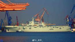 El que ser el nuevo LHD del tipo 075, tras ser botado en los astilleros Hudong-Zhonghua.