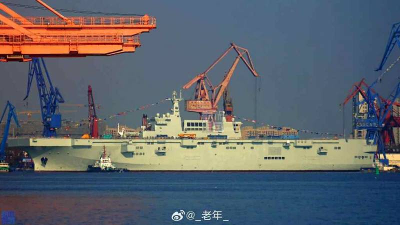 El que será el nuevo LHD del tipo 075, tras ser botado en los astilleros Hudong-Zhonghua. El que será el nuevo LHD del tipo 075, tras ser botado en los astilleros Hudong-Zhonghua.