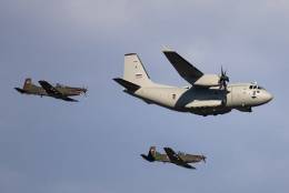 El primer Leonardo C-27J Spartan llegando al pas, escoltado por dos PC-9M. (foto Ministerio Defensa de Eslovaquia)