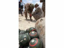 Especialistas del Servicio de Material de Guerra de la Fuerza Aerea (SEMAN) prepandose a destruir un lote de bombas de racimo 