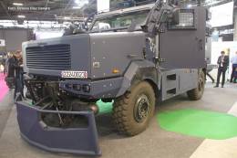 La robusta pala empujadora frontal y su potencia le permiten apartar un autobs que pueda cerrarle el paso. (Octavio Dez Cmara)