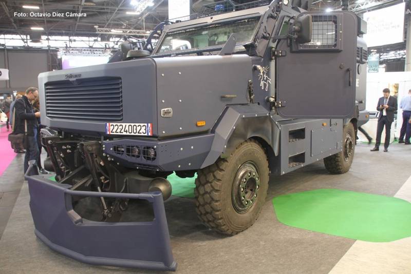 La robusta pala empujadora frontal y su potencia le permiten apartar un autobs que pueda cerrarle el paso. (Octavio Dez Cmara)