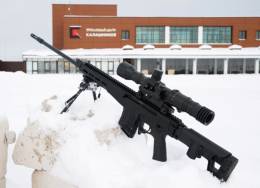 El nuevo fusil de precisin ruso Chukavin SVCh, fotografiado frente a la planta de Concern Kalashnikov. (Foto Concern Kalashnikov)