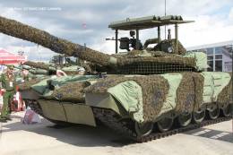 Un T-80 ruso con una reja protectora contra UAVs y municiones loiter (Octavio Dez Cmara)