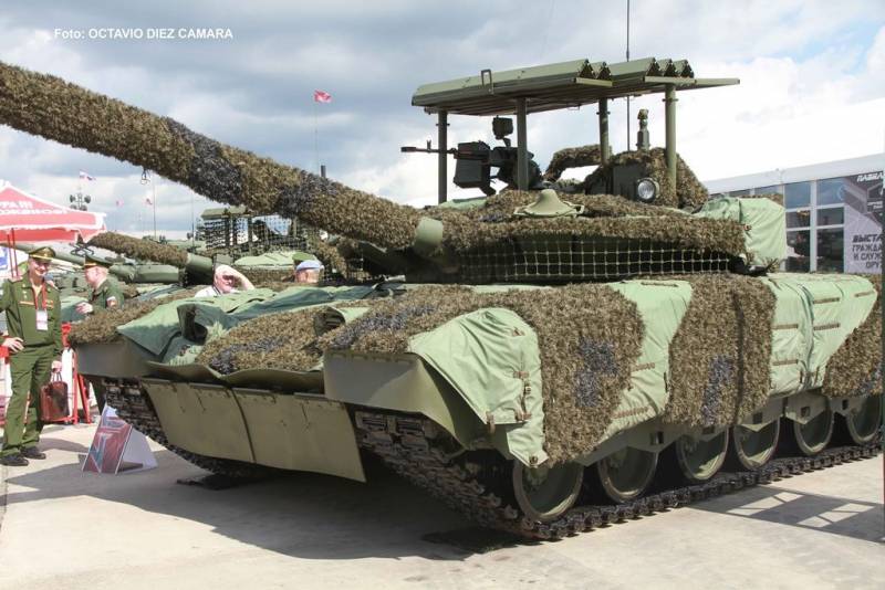 Un T-80 ruso con una reja protectora contra UAVs y municiones loiter (Octavio Díez Cámara) Un T-80 ruso con una reja protectora contra UAVs y municiones loiter (Octavio Díez Cámara)