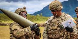 Un artillero del US Army transporte un proyectil de 155 mm. (Foto US Army)